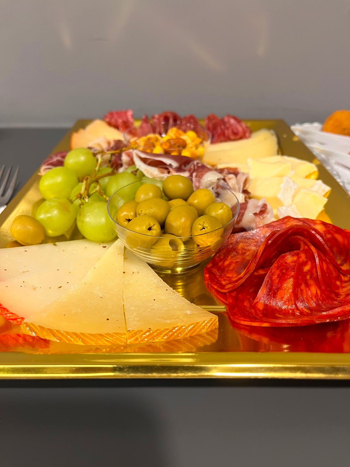 Tabla ibérica con quesos, embutidos y uvas