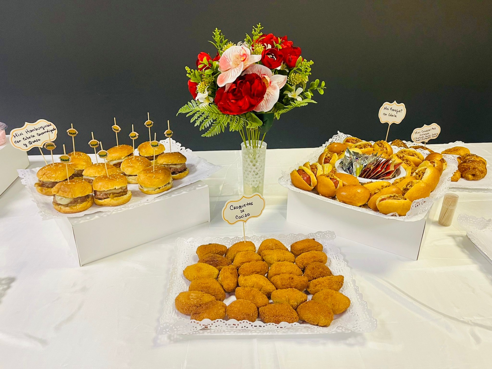 Mini hamburguesas, croquetas y mini frankfurts
