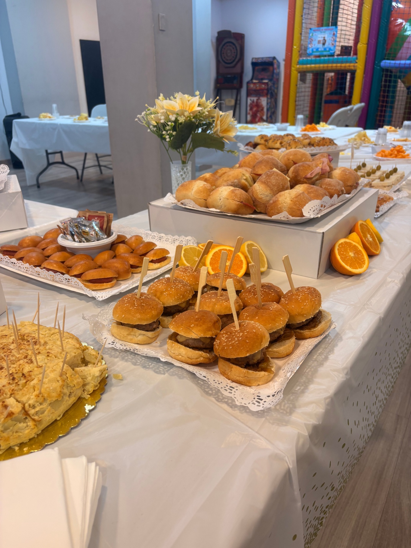 Buffet de mini hamburguesas y bocadillos