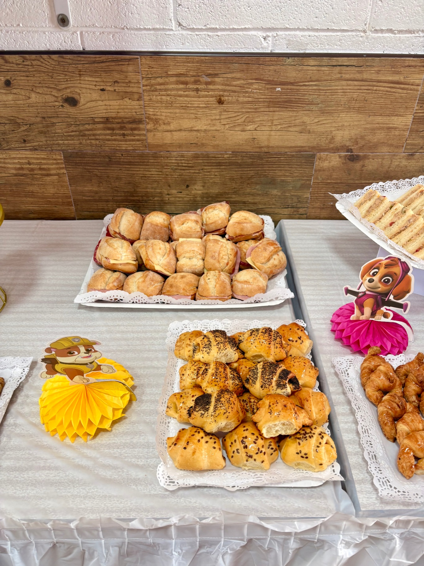Mesa temática Paw Patrol con bocadillos y croissants