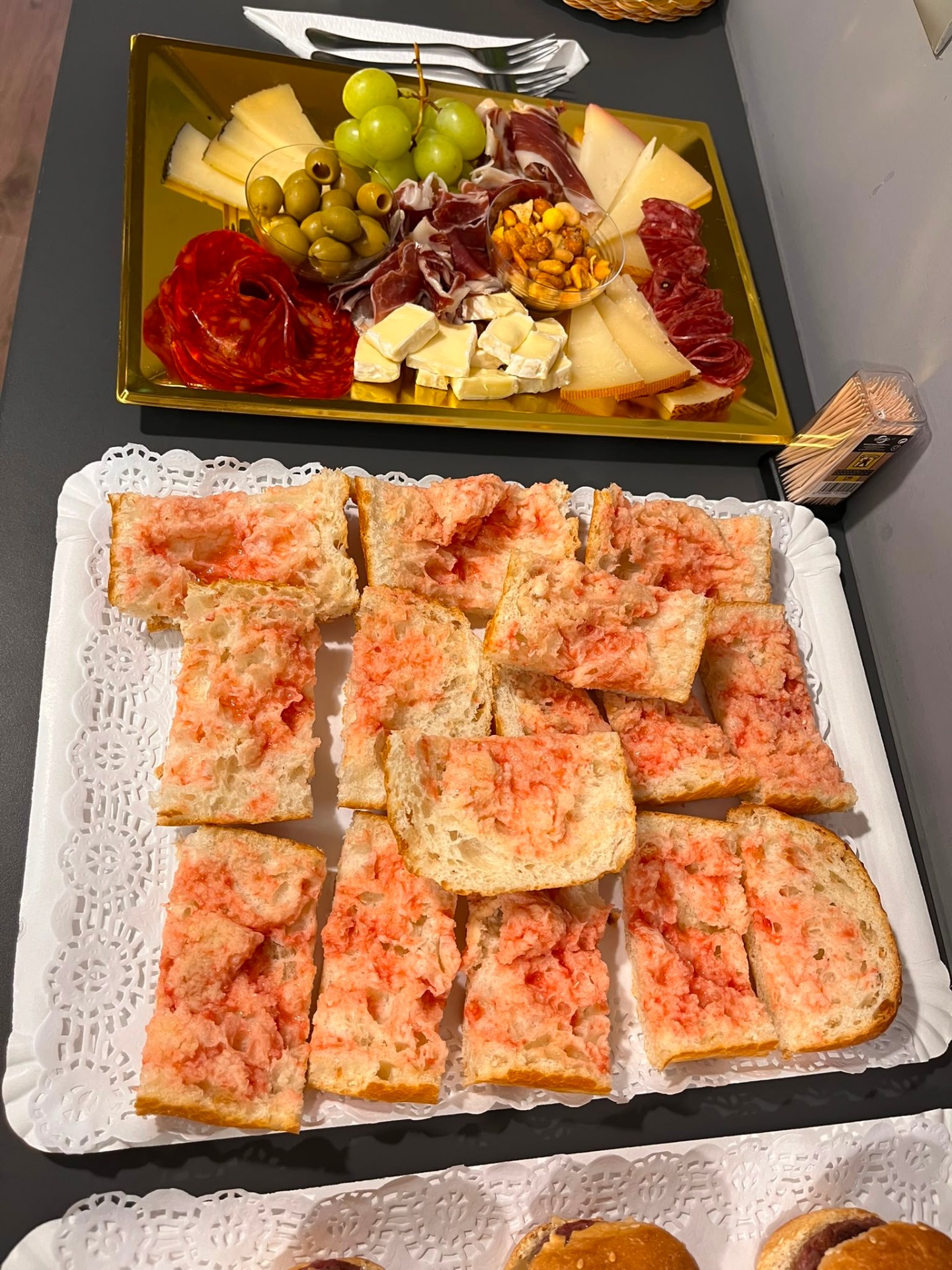 Montaditos y tabla de quesos gourmet