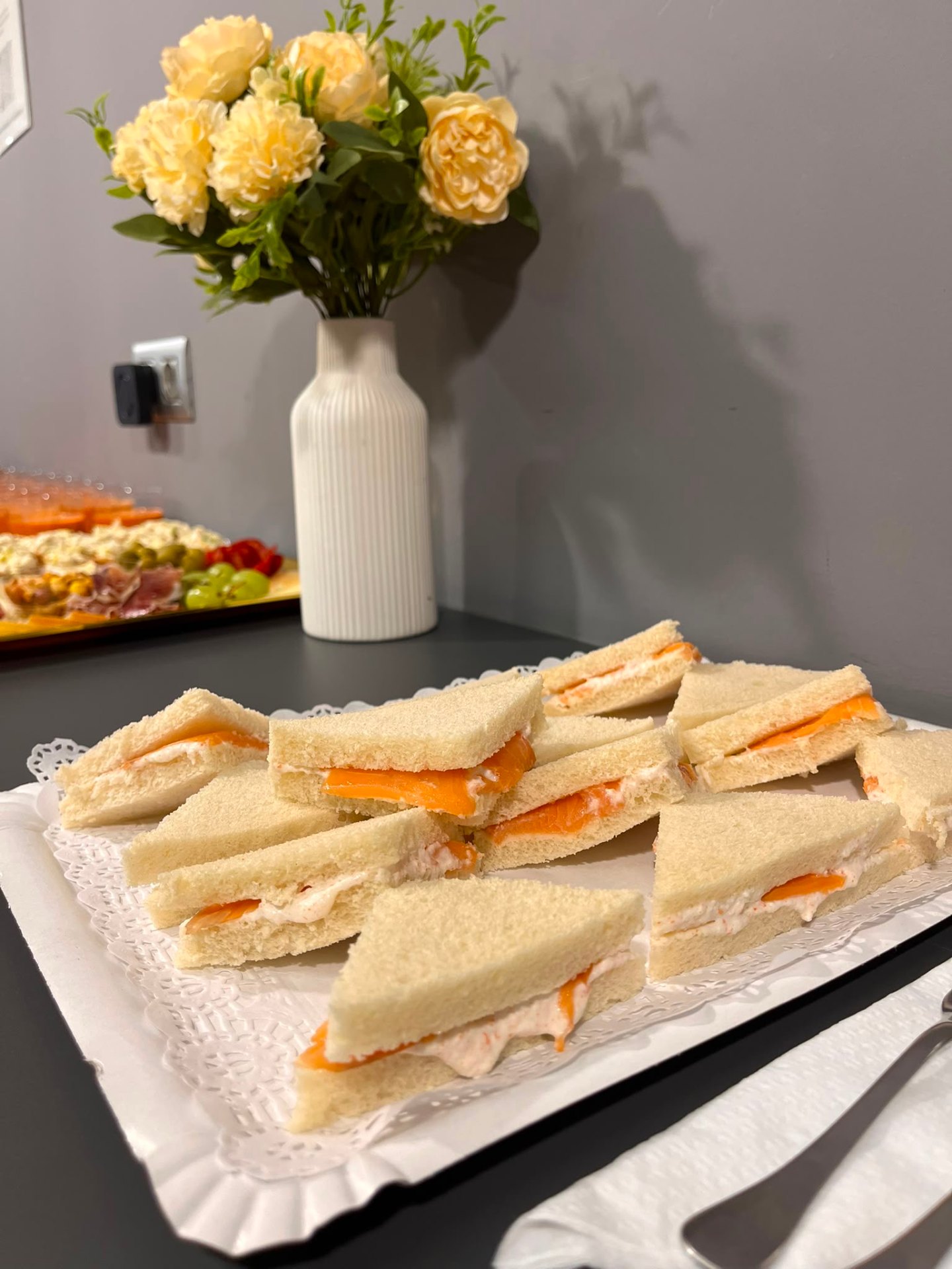 Sandwiches triangulares de salmón