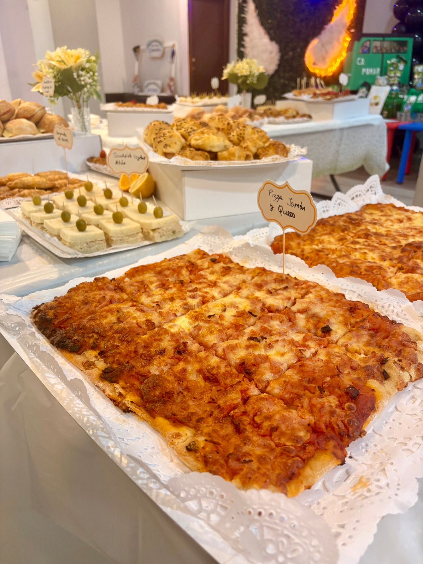 Pizza jamón y queso en mesa de eventos