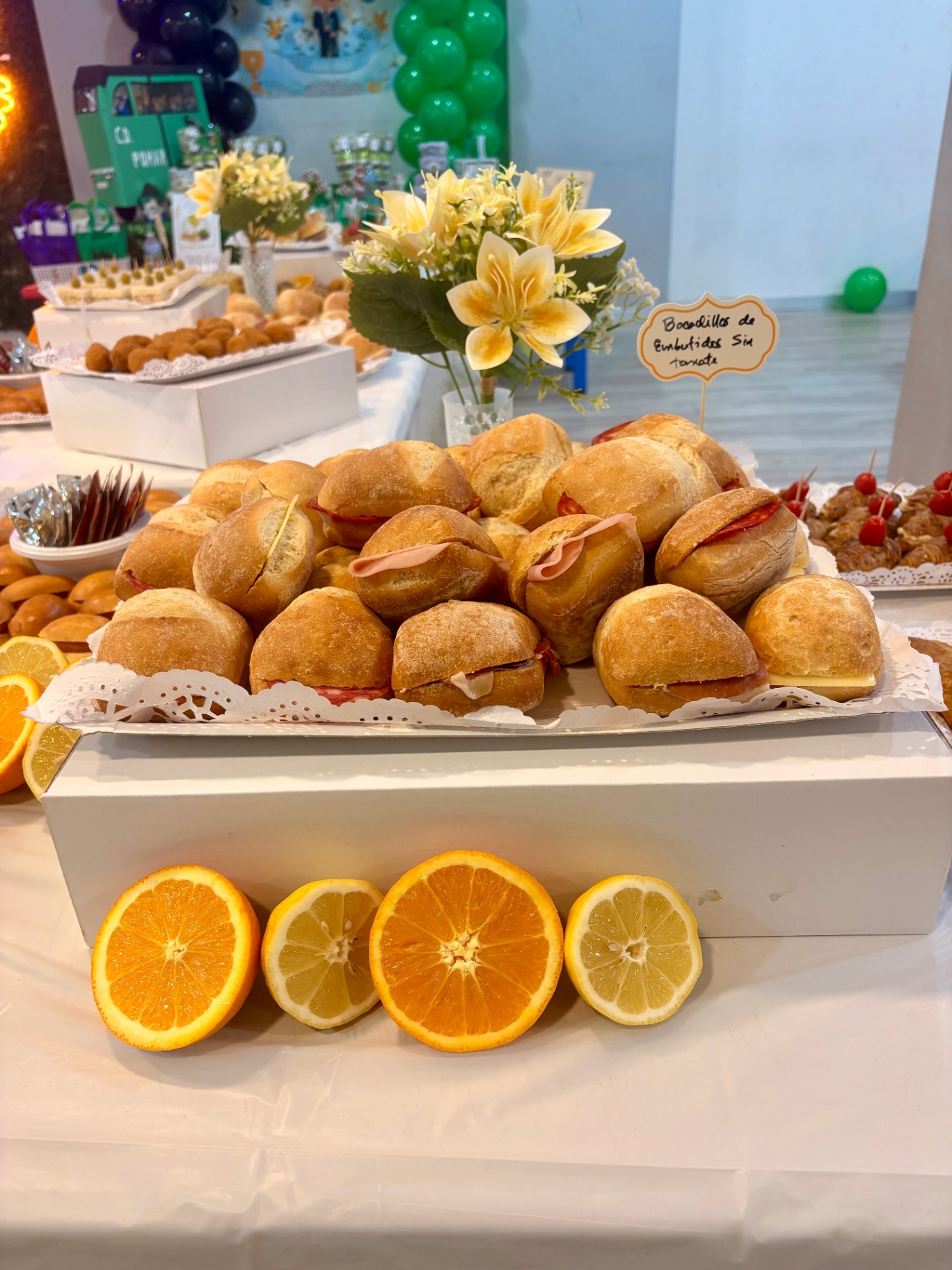 Bocadillos de embutidos con decoración cítrica