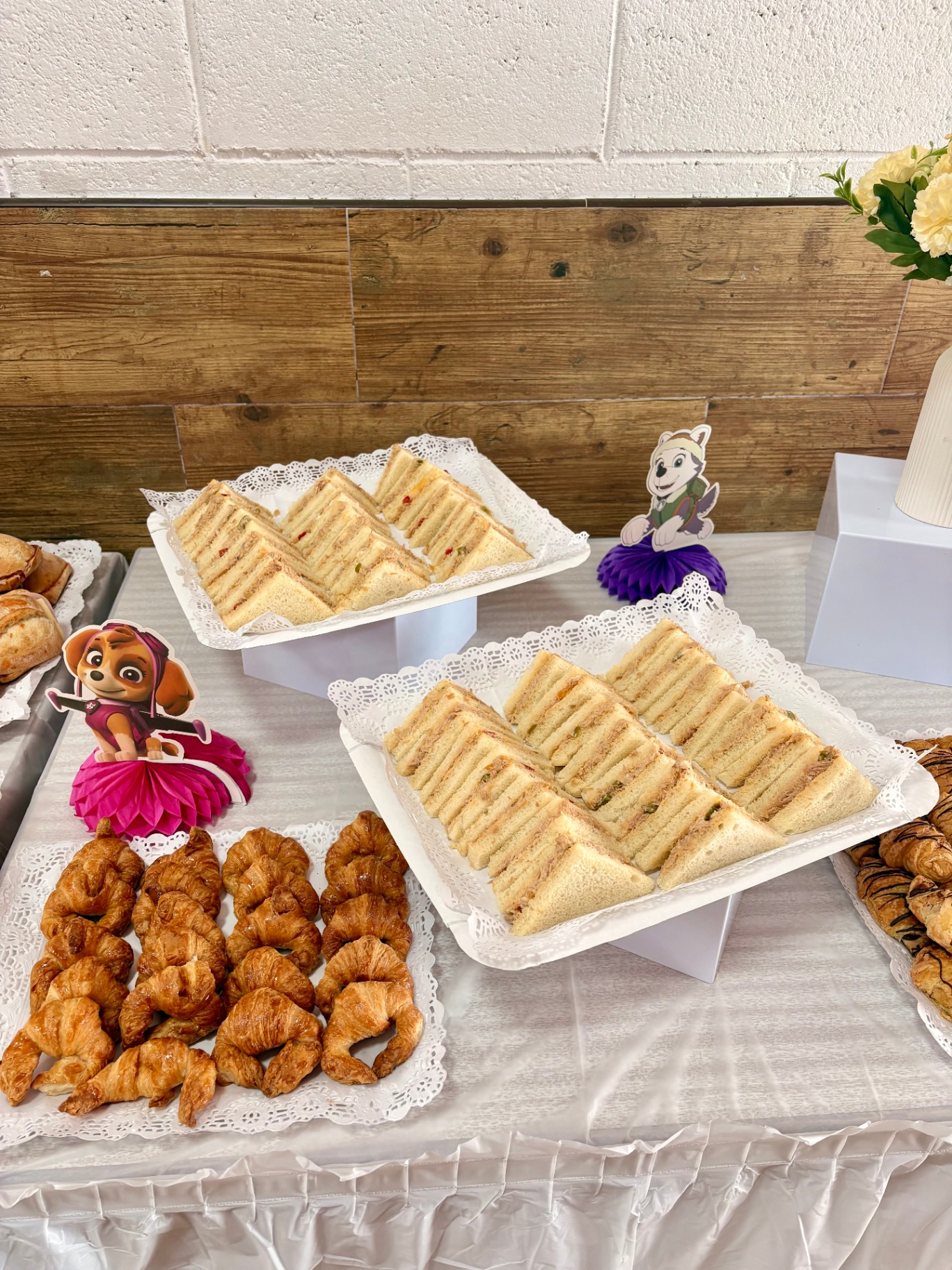 Mesa temática con sandwiches y mini croissants