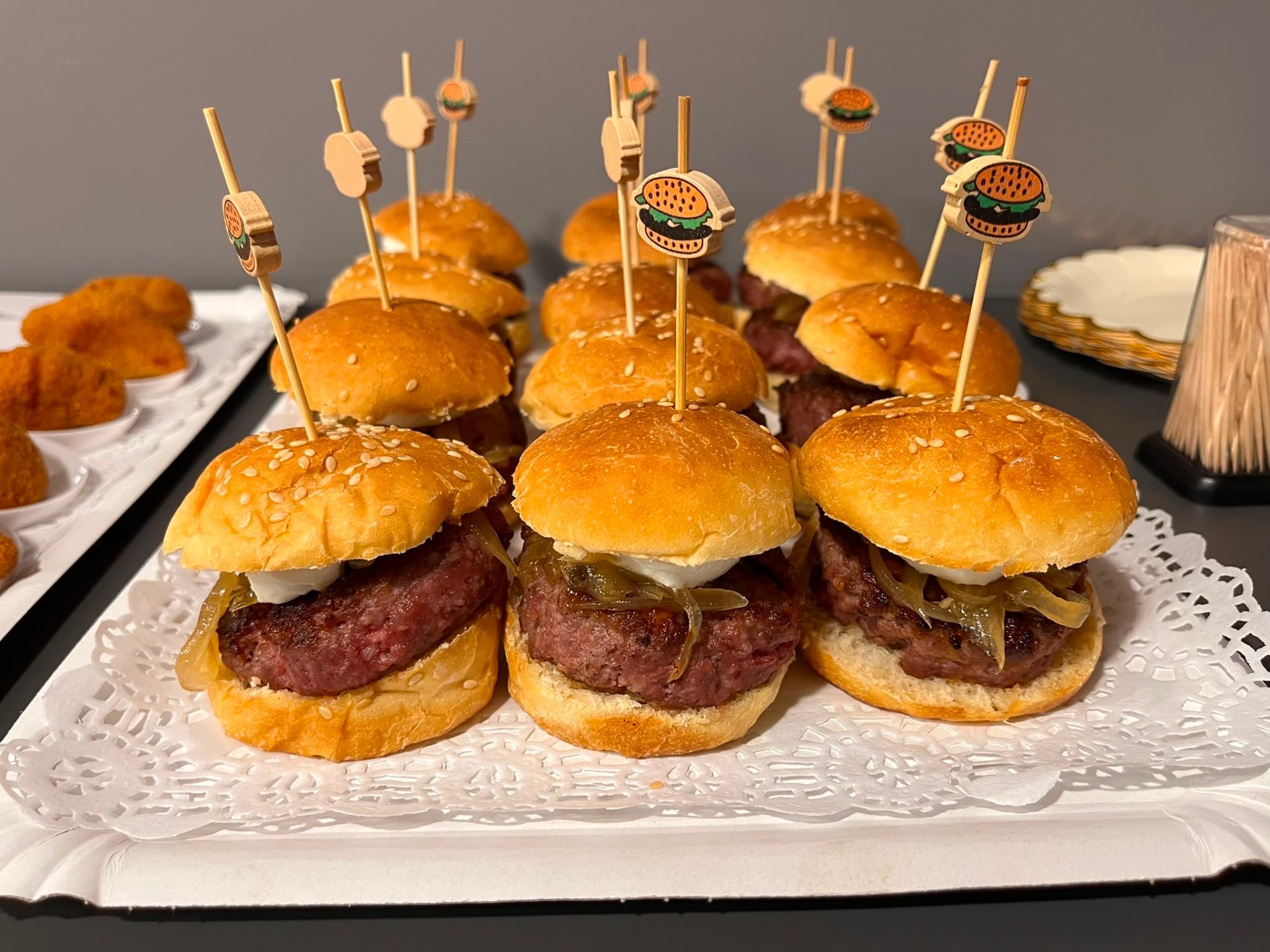 Mini hamburguesas con cebolla caramelizada