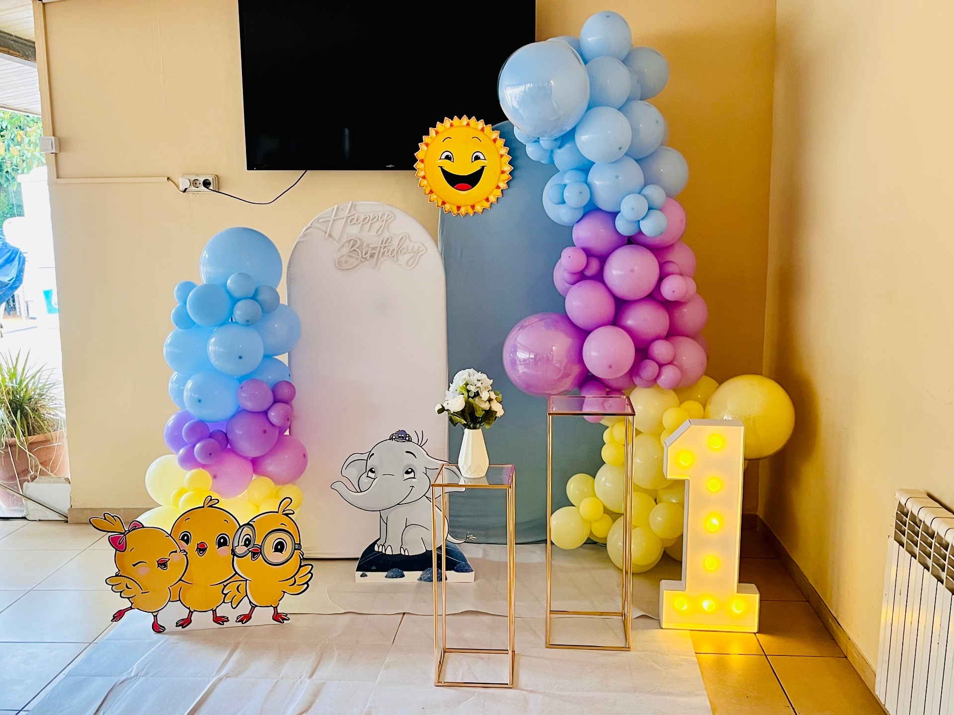 Montaje pastel con globos celestes, rosas y amarillos