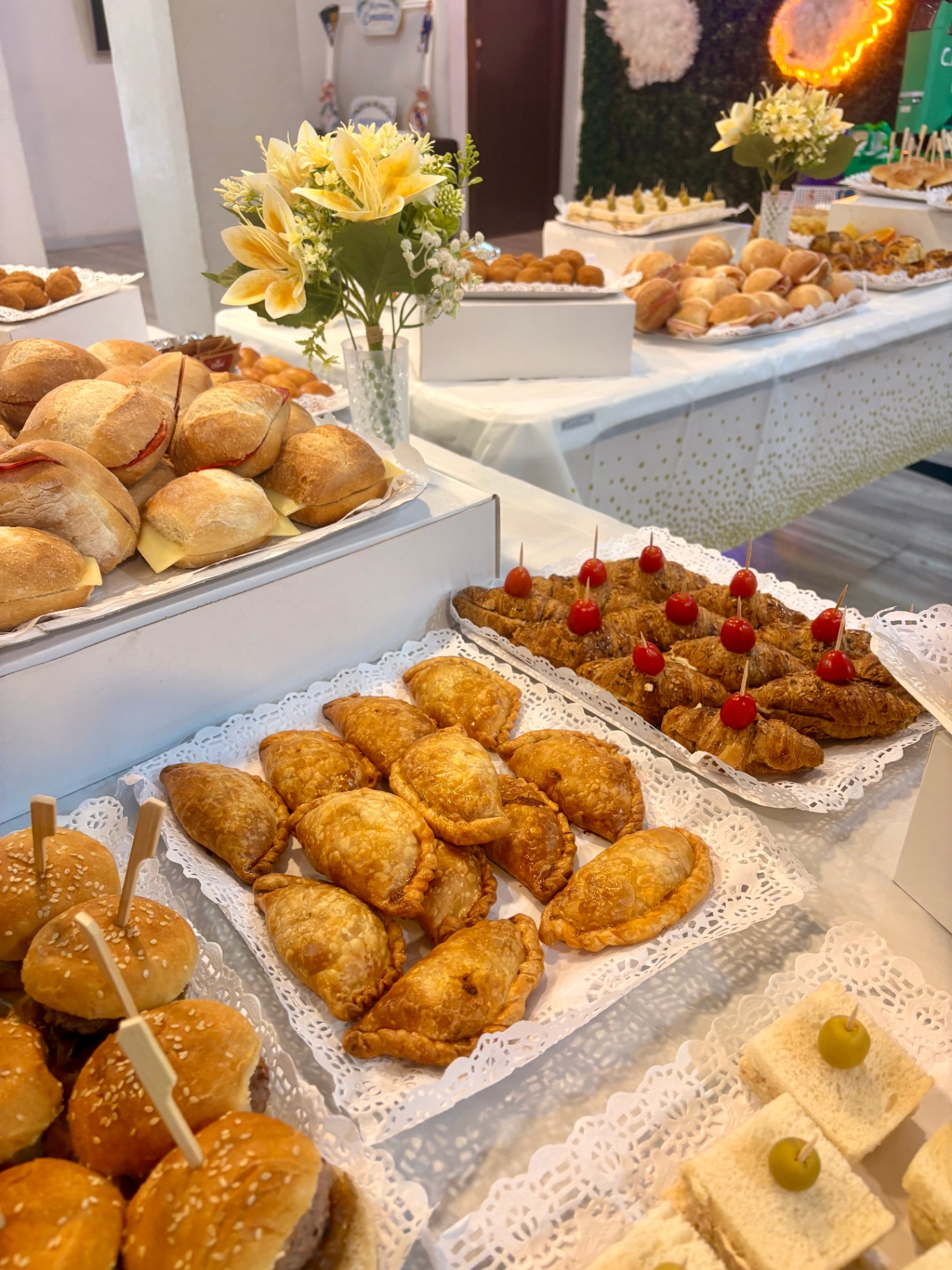 Empanadas, bocadillos y croissants salados