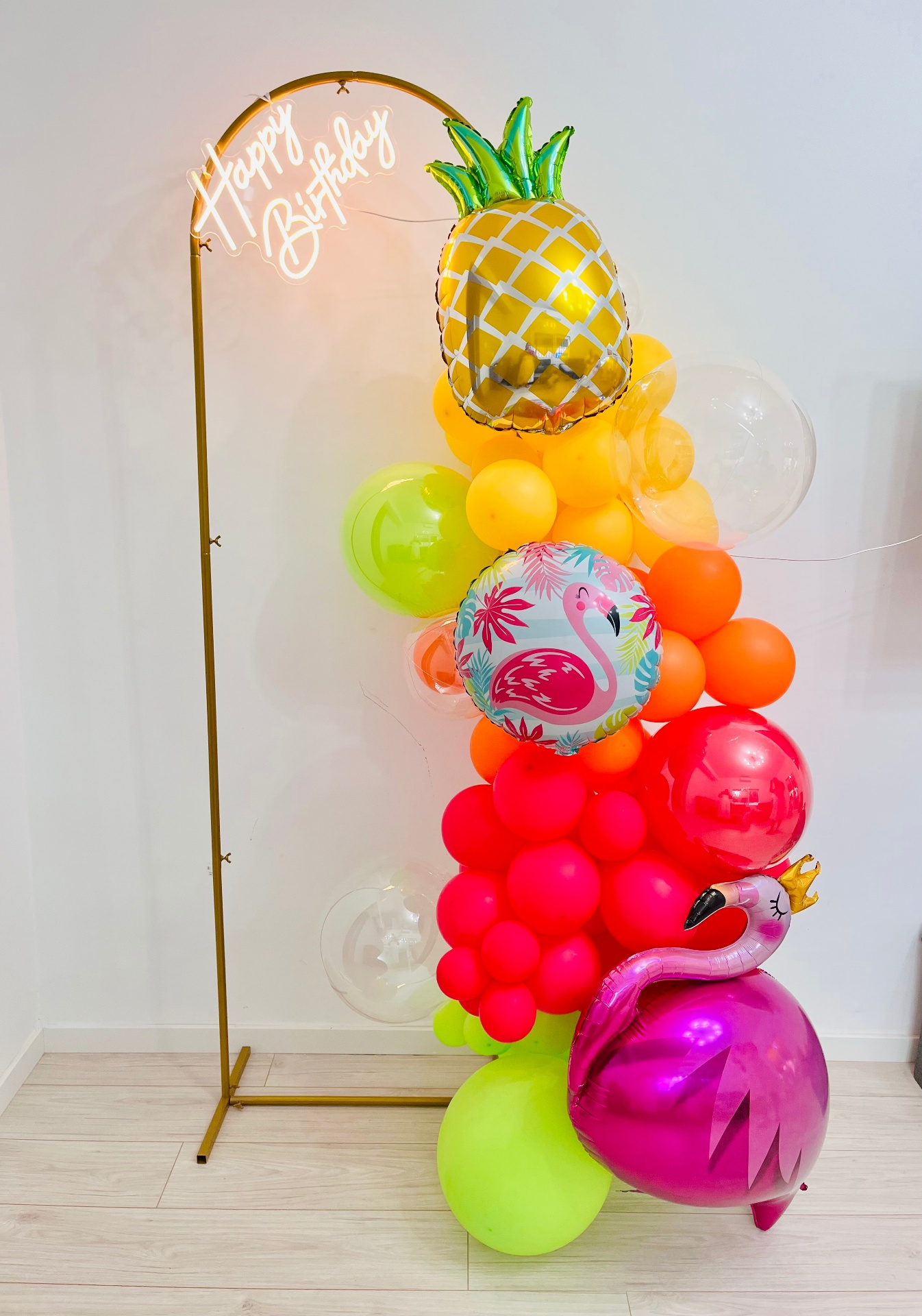 Columna de globos tropical con piña y flamenco y neón Happy Birthday