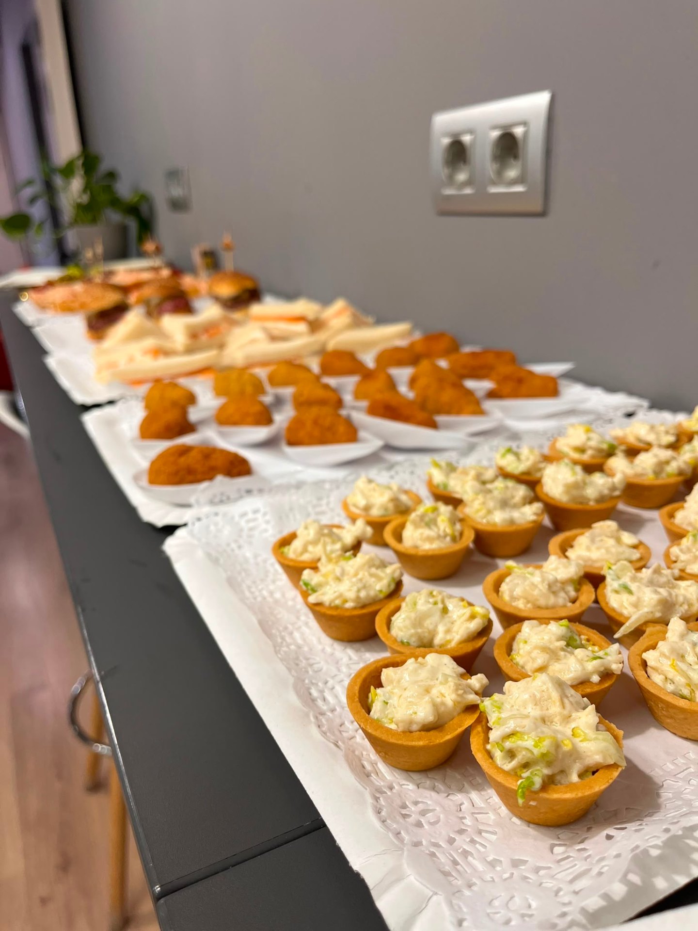 Tartaletas de ensaladilla y aperitivos variados
