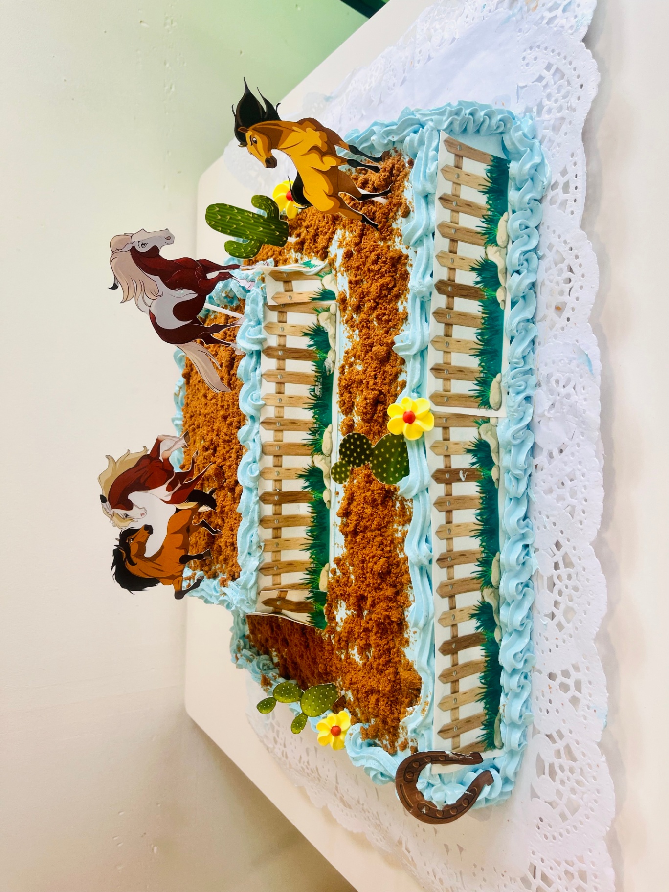 Tarta alargada temática Spirit con caballos
