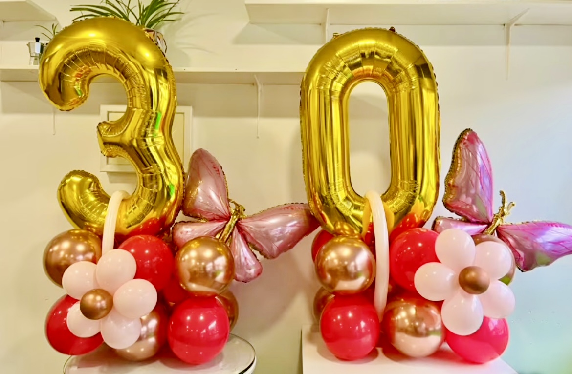 Globos dorados número 30 con mariposas rosas