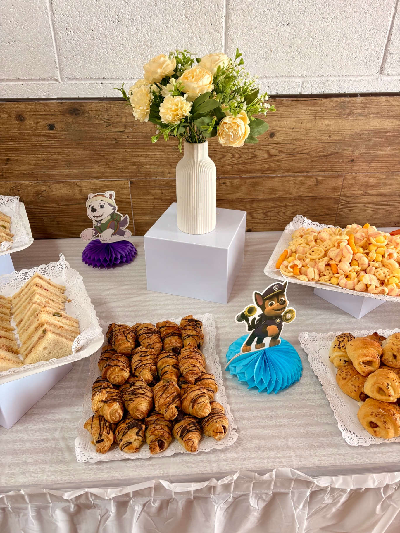 Mesa temática Paw Patrol con croissants y sandwiches